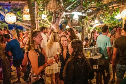 mambo-beach-happy-hour-friends